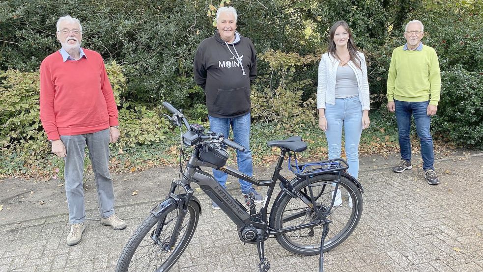 Das Stadtradeln in Moormerland wurde unter anderem organisiert durch (von links) Wibrandus G. Reddingius (Verkehrswacht Leer), Dieter Büschenschütz (Rad und Wandern Fortuna Veenhusen), Natalie Rosendahl (Gemeinde Moormerland, Tourist-Information) und Hans-Hermann Joachim (ADFC Hesel-Moormerland). Foto: privat