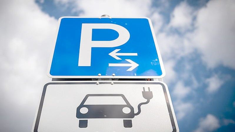 Hier können Sie Strom tanken: Ein Schild deutet auf Parkplätze mit Lademöglichkeiten für Elektroautos hin. Foto: Hendrik Schmidt/dpa-Zentralbild/dpa