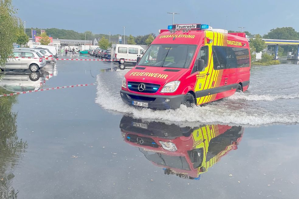 Starker Regen überflutete am Donnerstag Auricher Straßenzüge. Foto: Feuerwehr