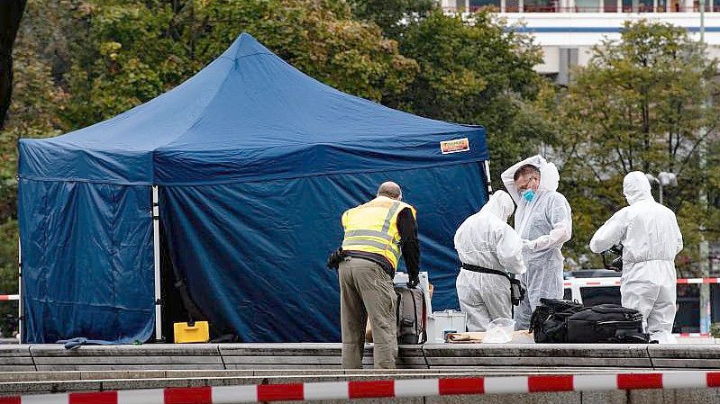 Kriminaltechniker arbeiten nahe dem Berliner Alexanderplatz unterhalb des Fernsehturms. Dort war die Leiche eines Mannes gefunden worden. Foto: Paul Zinken/dpa