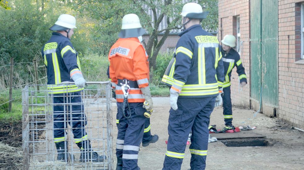 Die Feuerwehr Holte musste am Freitagnachmittag zu einem Einsatz auf einen Bauernhof ausrücken. Dort war ein Pony in eine Güllegrube gestürzt. Foto: Zein
