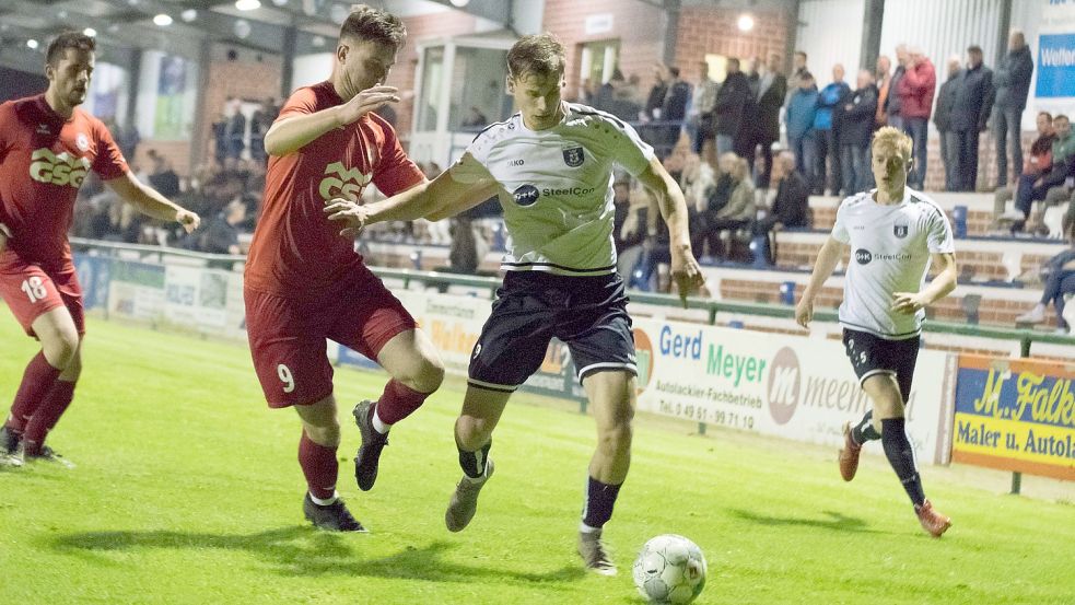 Papenburgs David Schiller (am Ball) enteilt hier Wildeshausens Lucas Abel. Foto: Lohmann