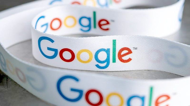 Ein Schlüsselband mit dem Google-Logo. Foto: Bernd von Jutrczenka/dpa