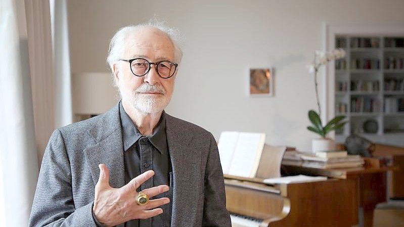 Der Konzeptkünstler Hans Haacke (85) zeigt den Kaiserring der Stadt Goslar. Foto: -/Stadt Goslar/dpa