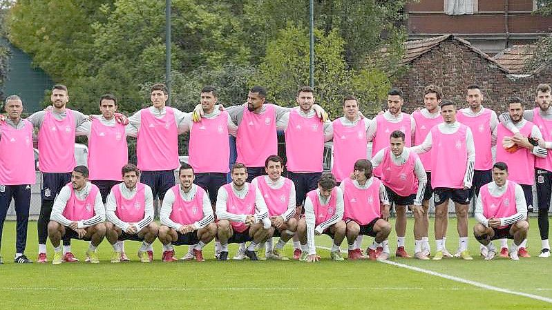 Als Zeichen im Kampf gegen Brustkrebs absolvierten die Spieler von Trainer Luis Enrique ihr Abschlusstraining mit rosa Leibchen. Foto: Luca Bruno/AP/dpa