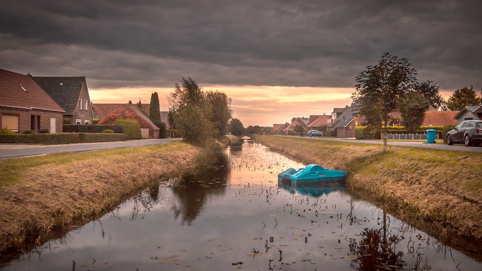 Still liegt der Kanal der Norderwieke da: Fotografiert von einer der vier Fußgängerbrücken, um die sich private Gemeinschaften kümmern. Foto: Cordsen