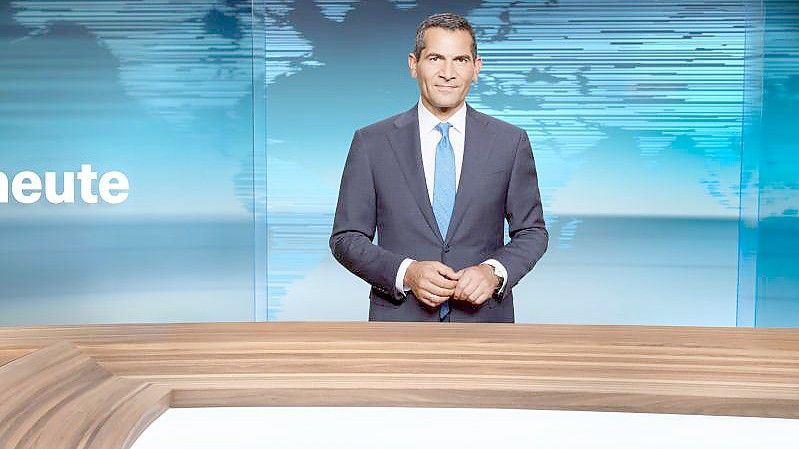 Der ZDF-Moderator Mitri Sirin im Studio der 19-Uhr-„heute“-Sendung. Foto: Jana Kay/ZDF/dpa