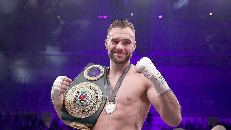Dominic Bösel hat sich im Kampf gegen Robin Krasniqi durchgesetzt - aber nur knapp. Foto: Ronny Hartmann/dpa