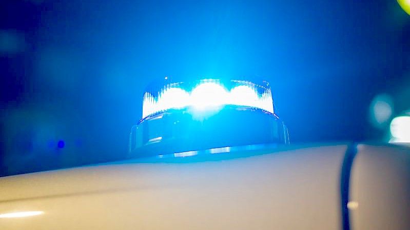 Für den 23-jährigen Österreicher hat seine Flucht mit einem Rettungswagen Folgen: Er hat nun eine Anzeige wegen unbefugten Gebrauchs von Fahrzeugen und Alkohol am Steuer am Hals. (Symbolbild). Foto: Fernando Gutierrez-Juarez/dpa-Zentralbild/dpa