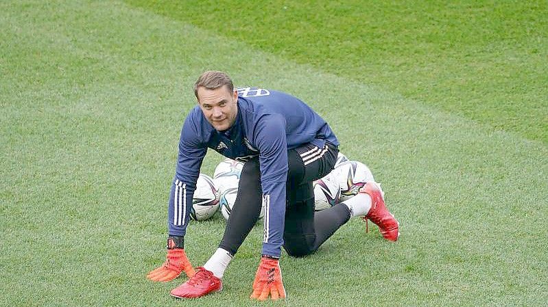 Abschlusstraining der Nationalmannschaft: Torwart Manuel Neuer macht sich warm. Foto: Marcus Brandt/dpa