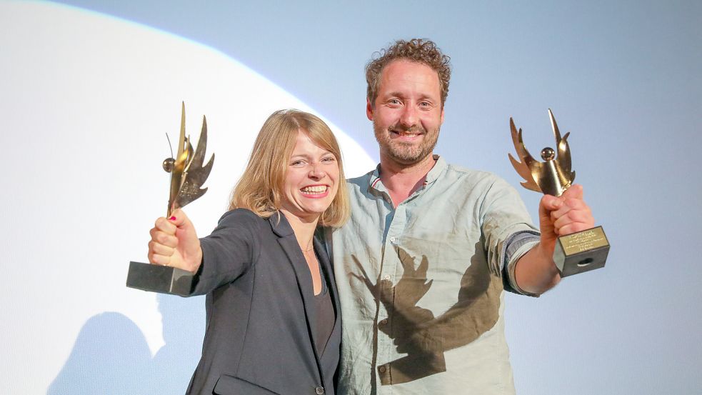 Ines Berwing und Maximilian Feldmann konnten am Freitagabend den renommierten Drehbuchpreis des Emder Filmfestes entgegennehmen. Foto: Hock