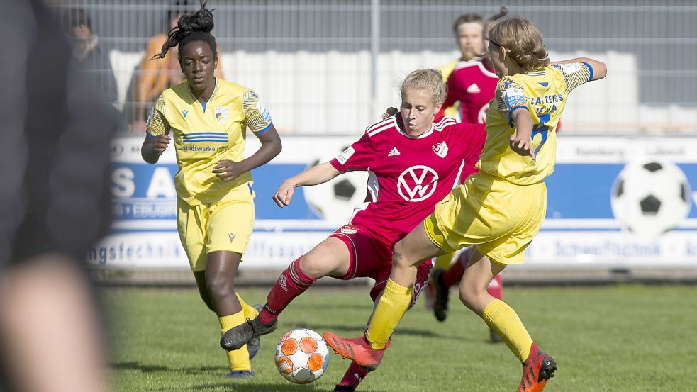 Ana-Carolin Hoffmann (rotes Trikot) setzt sich hier gegen zwei Gegenspielerinnen durch. Foto: Doden