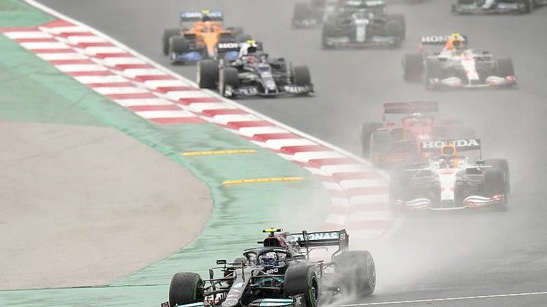 Siegt beim Großen Preis der Türkei: Valtteri Bottas (vorne) aus Finnland vom Team Mercedes. Foto: Francisco Seco/AP/dpa