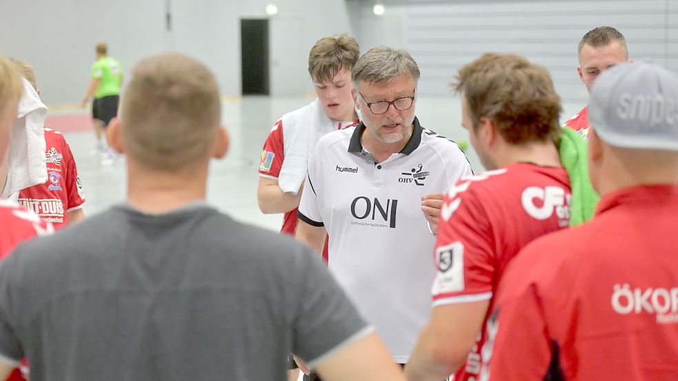 Die OHV-Spieler wieder aufbauen und die Niederlage aufarbeiten steht für Trainer Arek Blacha in den kommenden Tagen auf dem Programm. Foto: Ortgies