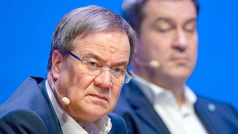 CDU-Chef Armin Laschet (l) will am Montag einen Vorschlag zur personellen Erneuerung vorlegen. Foto: Guido Kirchner/dpa