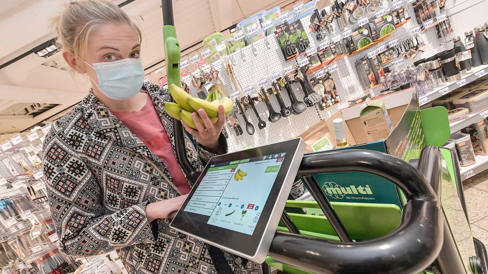 Mit dem modernen Einkaufswagen bei Multi Nord kann man seine Ware selbst scannen. Das soll Zeit sparen. Foto: Ortgies