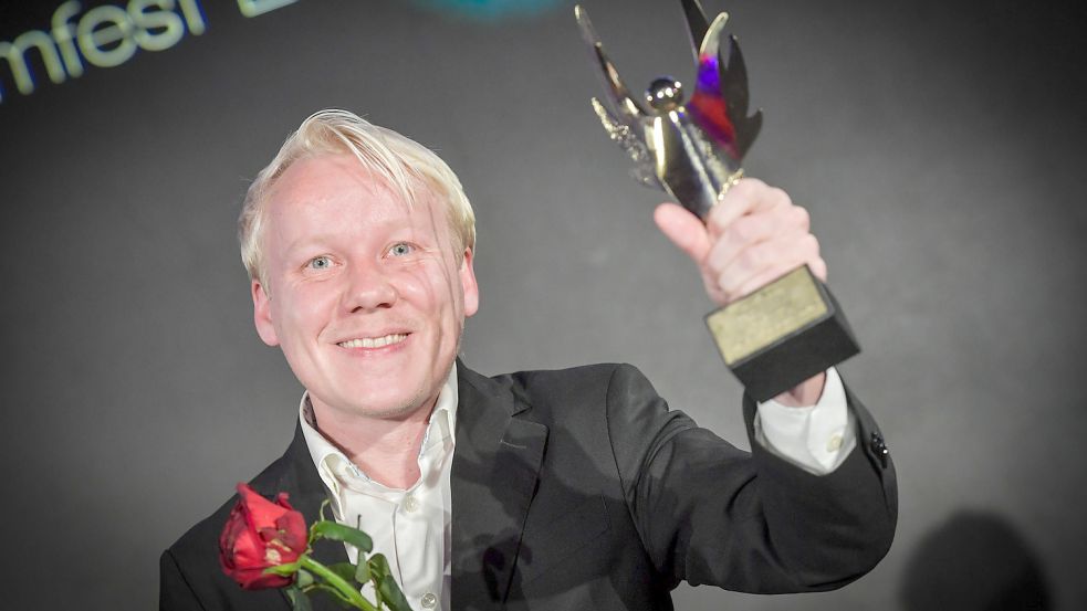 Eirik Svensson nahm die Auszeichnung am Sonntagabend freudestrahlend entgegen. Foto: Ortgies