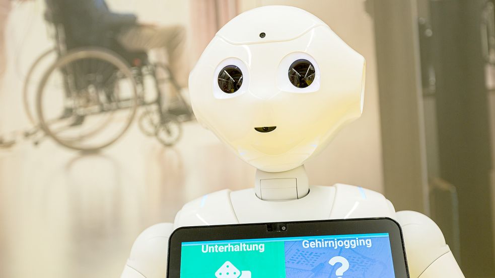 Der Roboter Pepper ist in der Lage, Pflegebedürftige zur Kommunikation anzuregen. Er wird bereits in wenigen Pflegeeinrichtungen eingesetzt. Ronja Schmager schätzt, dass Geräte wie diese in den nächsten 15 bis 20 Jahren auch in die Haushalte von Pflegebedürftigen einziehen könnten. Foto: picture alliance/dpa/Bundesanstalt für Arbeitsschutz und Arbeitsmedizin