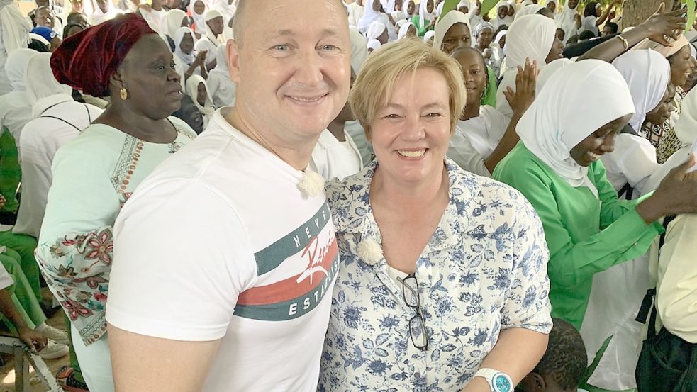 Reiseleiter Bernd Wallisch und Kreuzfahrtdirektorin Manuela Bzdega besuchen die Schule in Sukuta. Was sie dort erlebt haben, ist am Montag in der ARD zu sehen. Foto: privat