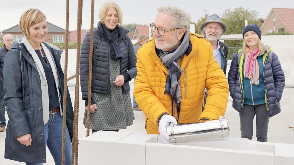 Rudolf Kleen vom Vorstand war es vorbehalten, eine Zeitkapsel in eine Aussparung der Mauern zu legen. Mit ihm freuten sich nicht nur die stellvertretende Vereinsvorsitzende Christina Bitiq (von links), die Vereinsvorsitzende Miriam Glave (links) sowie Schirmherr Klaus-Peter Wolf mit Gattin Bettina Göschl, sondern auch zahlreiche Gäste aus dem gesamten Landkreis, die zu dem kleinen Festakt eingeladen worden waren. Foto: Kiefer