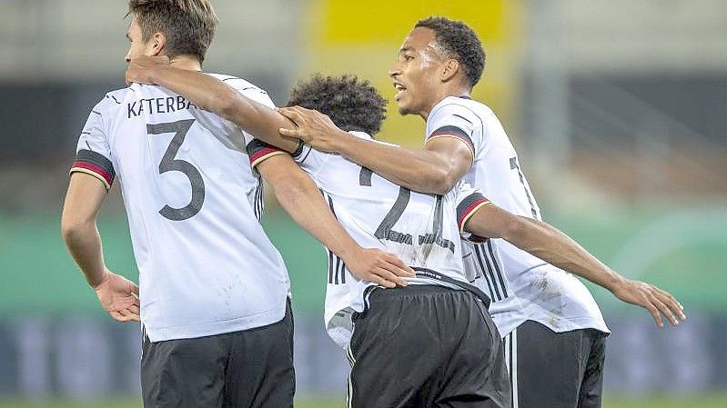 Wollen auch in Ungarn Grund zum Jubel haben: Noah Katterbach (l-r), Kevin Schade und Malik Tillman. Foto: David Inderlied/dpa