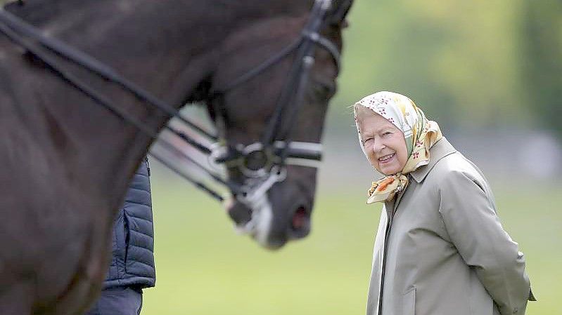 Queen Elizabeth betrachtet das Doppel-Weltmeister- Dressurpferd Valegro bei der Royal Windsor Horse Show 2019. Foto: Andrew Matthews/PA Wire/dpa