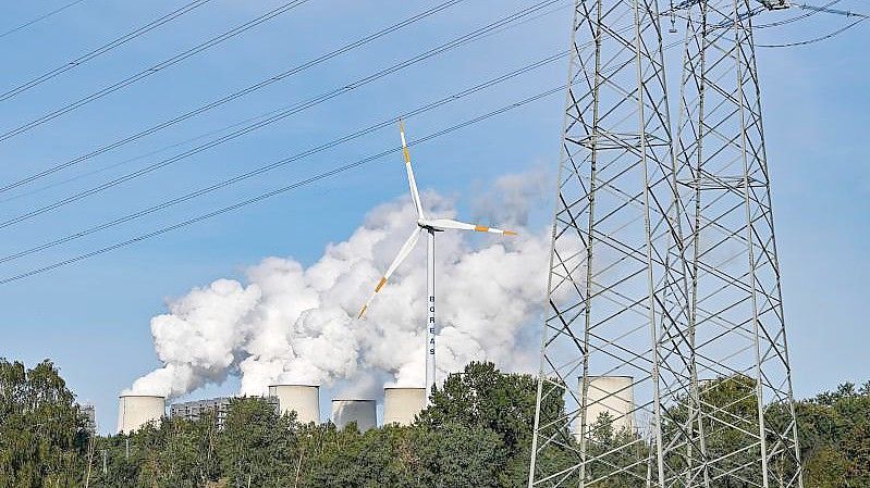 Wasserdampf steigt aus den Kühltürmen des Braunkohlekraftwerks Jänschwalde der Lausitz Energie Bergbau AG (LEAG). Foto: Patrick Pleul/dpa-Zentralbild/dpa