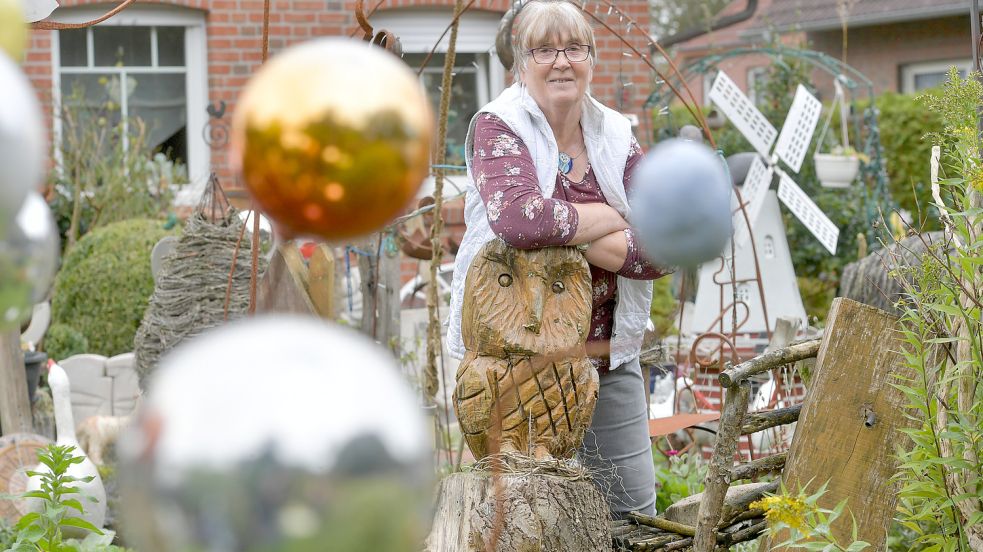 Aus Ton, Metall, Holz oder Stein hat Hannelore Zanter über die Jahre unzählige Dekostücke angefertigt und in ihrem Garten platziert. Foto: Ortgies