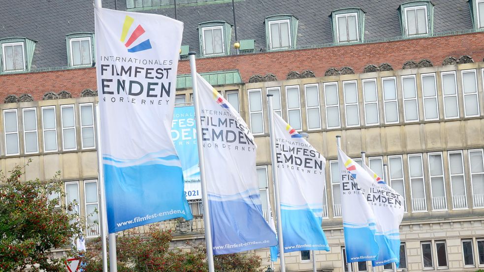 Derzeit wehen die Flaggen fürs Filmfest Emden/Norderney im Wind. Foto: F. Doden