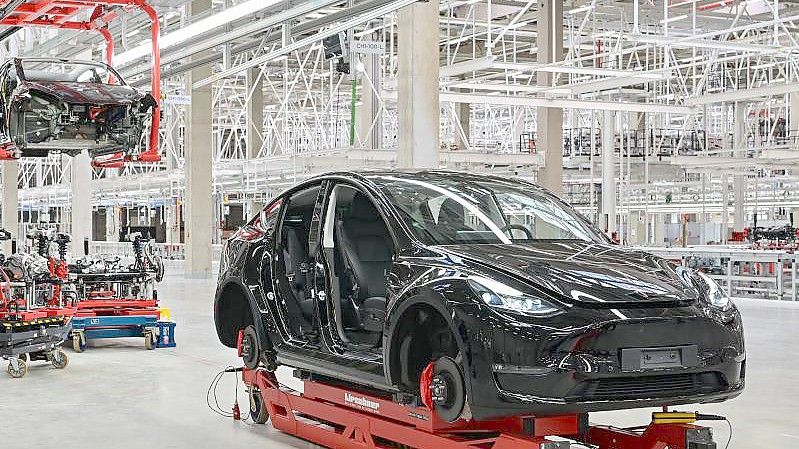 Ein im Bau befindlicher Tesla - Model Y - in der Gigafactory in Grünheide. Hier sollen jährlich rund 500.000 Exemplare gebaut werden. Foto: Patrick Pleul/dpa-Zentralbild/ZB