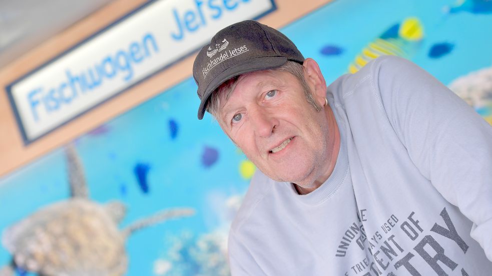 Norbert Jetses und sein Fischstand werden nur noch bis Ende des Jahres auf dem Emder Wochenmarkt stehen. Der Händler setzt sich zur Ruhe. Foto: Ortgies