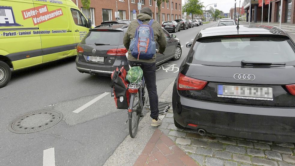 Auf dem Fahrrad-Schutzstreifen, erkennbar durch die gestrichelte Linie und das Fahrrad-Symbol, hätte der Autofahrer nichts zu suchen, wenn er dadurch dem Radfahrer zu nahe kommt. Vielen Auto- und Radfahrern sind nicht alle Verkehrsregeln bewusst, die das Miteinander auf der Straße regeln. Foto: Ortgies/Archiv