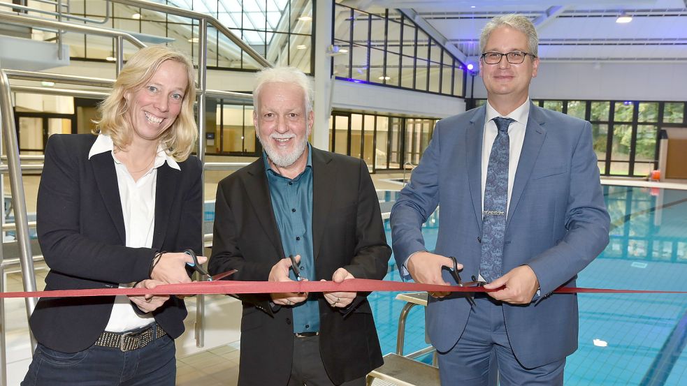 Als stellvertretende Leiterin des Staatlichen Baumanagements Ems-Weser eröffnete Alexandra Busch-Maaß im Oktober 2019 an der Universität Oldenburg mit Prof. Dr. Thomas Alkemeyer und Vizepräsident Jörg Stahlmann das Unibad. Foto: Universität Oldenburg/Tobias Frick