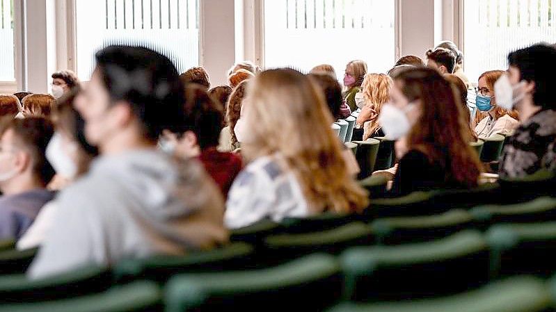 Die große Mehrheit der Studierenden treibt mit Blick auf die kommenden Monate vor allem die Sorge vor erneuten Kontaktbeschränkungen um. Foto: Britta Pedersen/dpa-Zentralbild/dpa