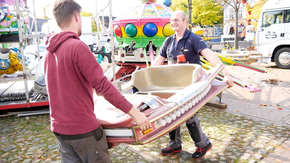 Beim Aufbau für das Kinderkarussell „Hummelflug“ ist Handarbeit angesagt. Foto: Mohr