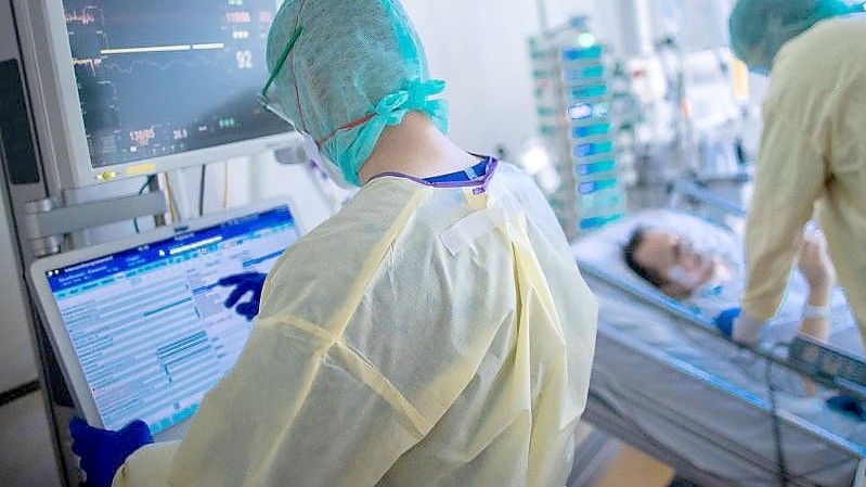 Krankenschwestern und Pflegekräfte arbeiten im besonders geschützten Teil der Intensivstation des Universitätsklinikums Greifswald. Foto: Jens Büttner/dpa-Zentralbild/dpa