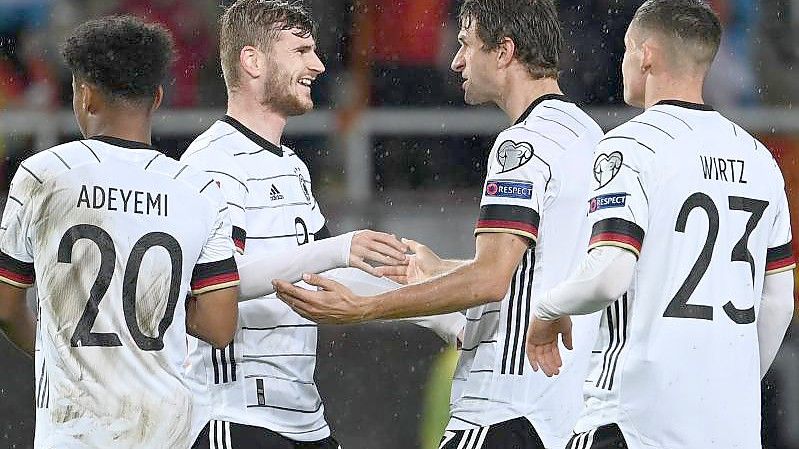 Doppeltorschütze Timo Werner (2.v.l) feiert mit Karim Adeyemi (l-r), Thomas Müller und Florian Wirtz das gelöste WM-Ticket für Katar. Foto: Federico Gambarini/dpa