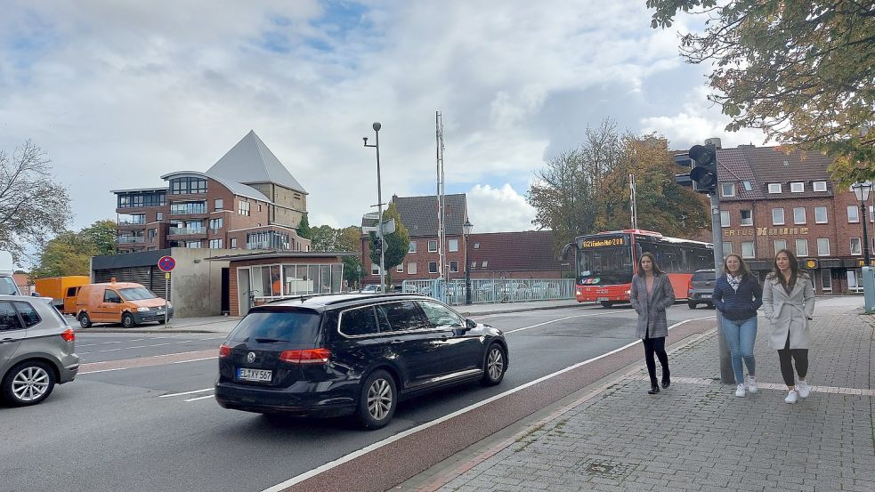 Als die Faldernbrücke am Vormittag beim Öffnen stockte, sorgte das für ein Verkehrschaos. Nach etwa einer Stunde konnte die Brücke wieder geschlossen werden, der Verkehr konnte wieder fließen. Foto: Hanssen