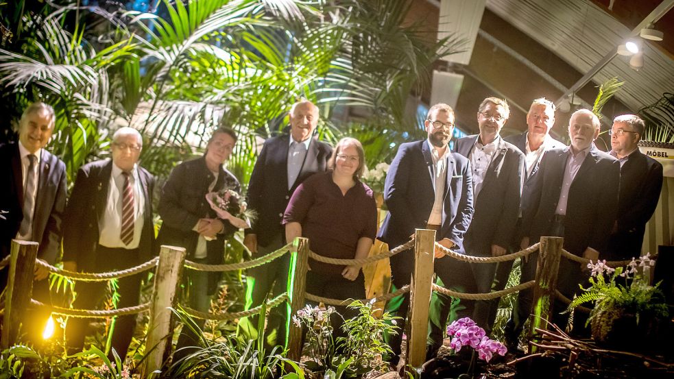 Ich bin ein Ratsherr, holt mich hier raus: Im „Dschungel“ der Blumenhalle stellten sich die ausscheidenden Ratsleute für ein Foto auf. Foto: Cordsen