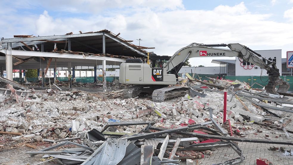 Der erste Multi-Markt in Leer ist nun Geschichte. Am Dienstag kam der Abrissbagger. Foto: Wolters