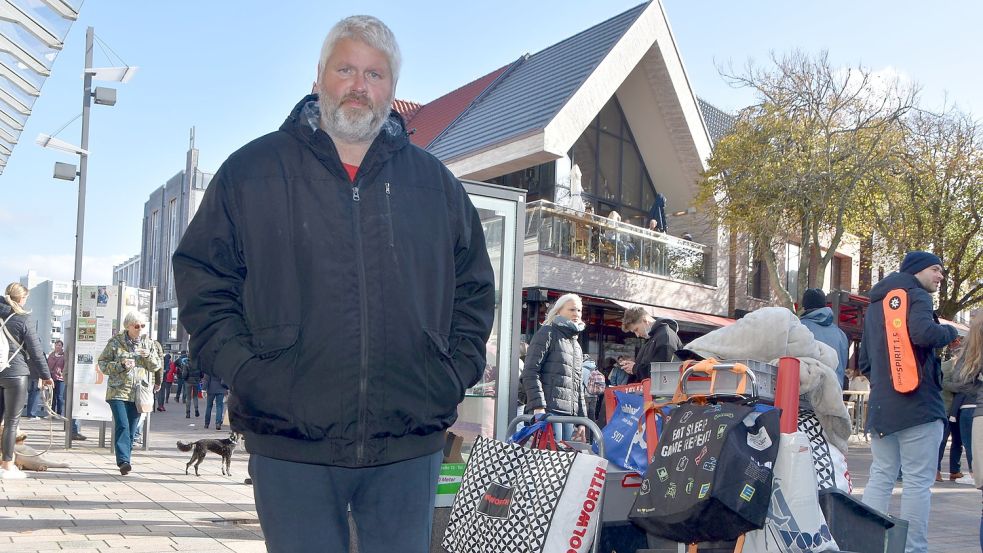 Obdachloser Frank W. mit seinen Kisten in der Fußgängerzone von Westerland. Foto: Nils Leifeld