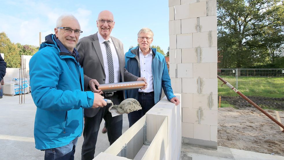 Am 11. Oktober wurde der Grundstein der Kita Weene gelegt – dabei waren (von links): Ratsvorsitzender Arnold Saathoff (SPD), Ihlows scheidender Bürgermeister Johann Börgmann (SPD) und Aurichs Bürgermeister Horst Feddermann (parteilos). Kinder aus Aurich können die Krippe ebenfalls nutzen.