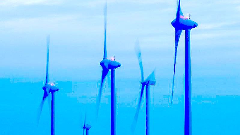 Windkraftanlagen drehen sich vor Sonnenaufgang in einem Windpark bei Kladrum. Foto: Jens Büttner/dpa-Zentralbild/dpa