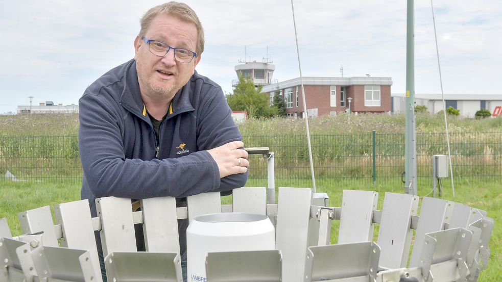 Jörg Deuber, hier am Regenmesser an der Messstation in Emden, kennt noch die Wetterbeobachtung ohne Computer. Foto: Ortgies/Archiv