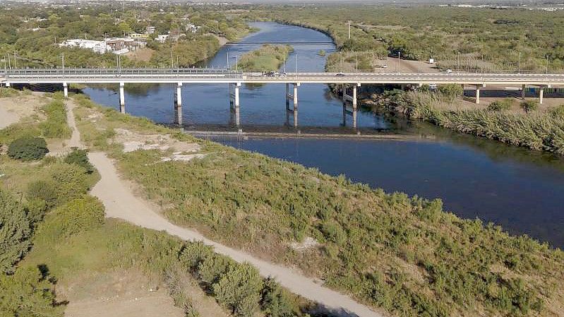 Die Brücke, die die Städte Del Rio in den USA und Ciudad Acuna in Mexiko, verbindet. Foto: Nick Wagner/XinHua/dpa