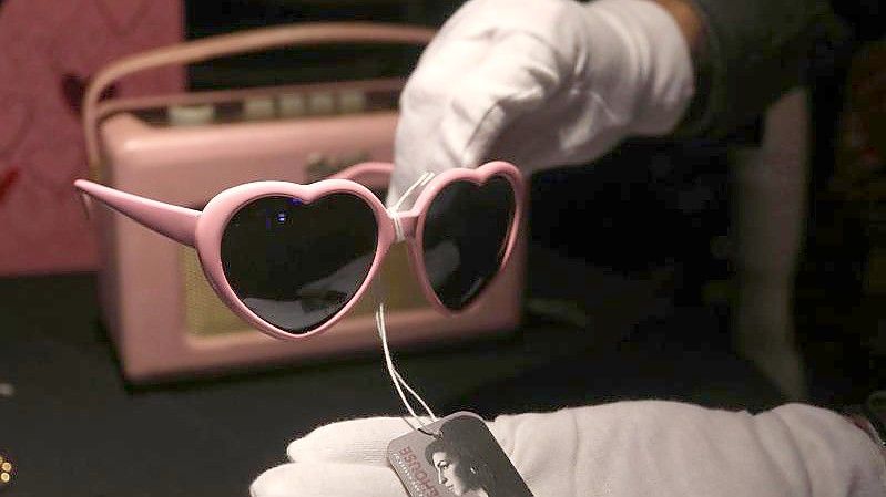Eine herzförmige Brille von Amy Winehouse ist im Hard Rock Cafe am Times Square zu sehen. Vor einer großen Versteigerung in Kalifornien sind persönliche Gegenstände der verstorbenen Sängerin in New York ausgestellt worden. Foto: Nancy Kaszerman/ZUMA Press Wire/dpa
