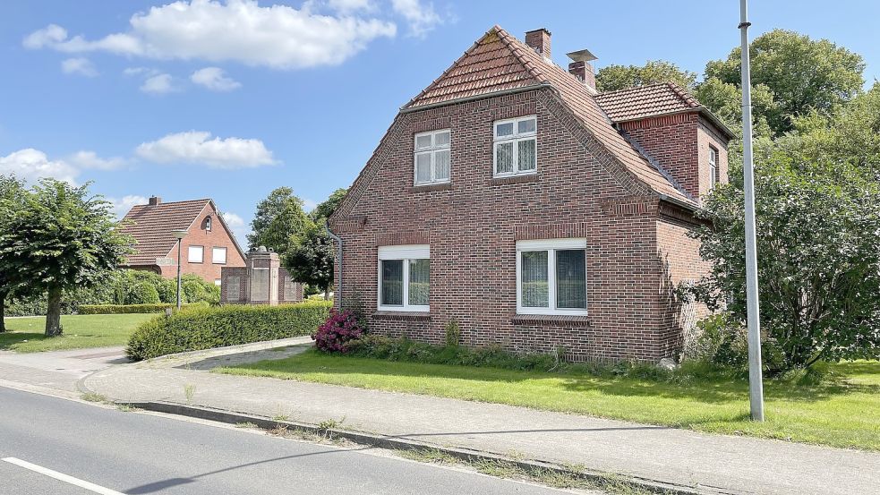 Die Gemeinde Westoverledingen versteigert am Donnerstag dieses Wohnhaus, das an der Völlener Dorfstraße 65 in Völlen steht – direkt zwischen Kirche und Grundschule. In dem Gebäude ist unter bestimmten Voraussetzungen auch eine gewerbliche Nutzung möglich. Das Gebäude darf aber nicht abgerissen werden. Foto: David Ammermann