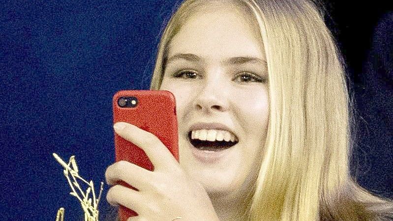 Prinzessin Amalia der Niederlande im Alter von 15 Jahren bei einem Springreitturnier. Bald wird sie volljährig. Foto: Patrick van Katwijk/Dutch Photo Press/dpa