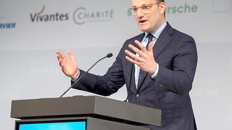 Jens Spahn unterstützt die Forderungen nach besserer Bezahlung. Foto: Monika Skolimowska/dpa-Zentralbild/dpa