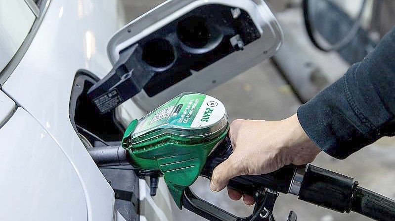 Benzin wird immer teurer. Foto: Carsten Koall/dpa